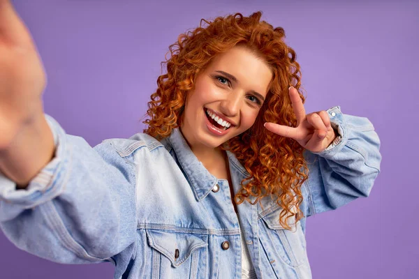 Cute Redhead Hipster Girl Curls Denim Jacket Makes Selfie Shows — Stock Photo, Image