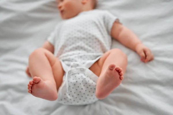 Adorable Bebé Dormitorio Blanco Soleado Niño Recién Nacido Relajándose Cama — Foto de Stock