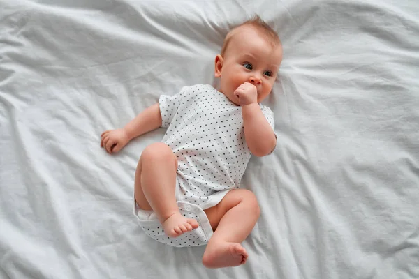 Adorable Bebé Dormitorio Blanco Soleado Niño Recién Nacido Relajándose Cama — Foto de Stock