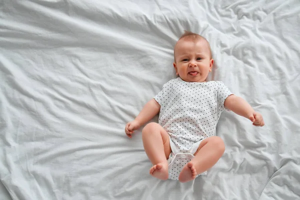 Adorable Bebé Dormitorio Blanco Soleado Niño Recién Nacido Relajándose Cama — Foto de Stock