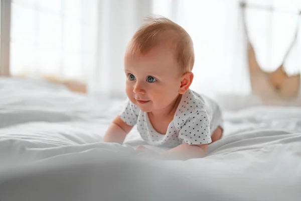 Adorable Bebé Dormitorio Blanco Soleado Niño Recién Nacido Relajándose Cama — Foto de Stock