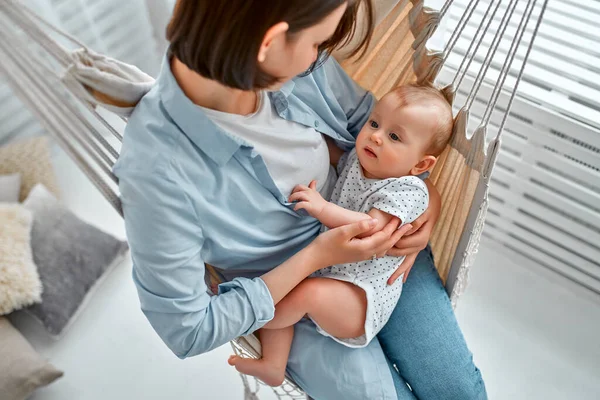 Sevgi Dolu Bir Anne Yeni Doğmuş Bebeğini Evde Taşıyor Anne — Stok fotoğraf