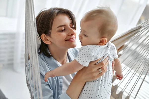 Loving Mom Carying Her Newborn Baby Home Mother Child Mesh — Stock Photo, Image