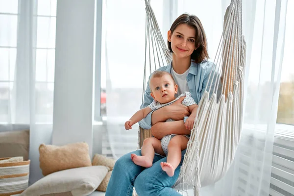 Sevgi Dolu Bir Anne Yeni Doğmuş Bebeğini Evde Taşıyor Anne — Stok fotoğraf