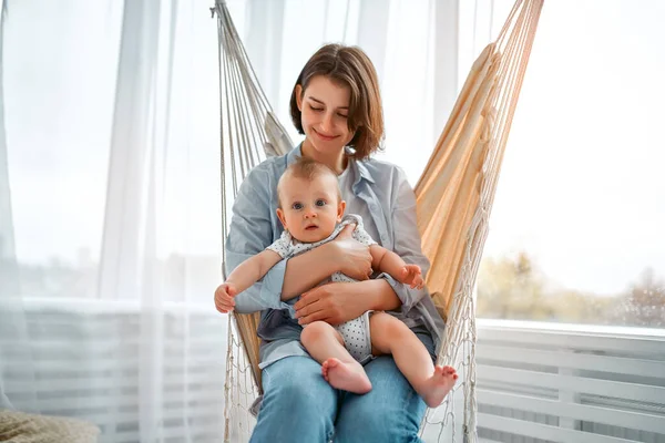 Sevgi Dolu Bir Anne Yeni Doğmuş Bebeğini Evde Taşıyor Anne — Stok fotoğraf