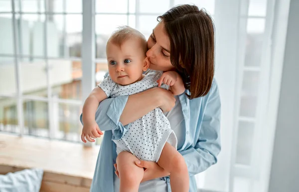 Sevgi Dolu Bir Anne Yeni Doğmuş Bebeğini Evde Taşıyor Anne — Stok fotoğraf