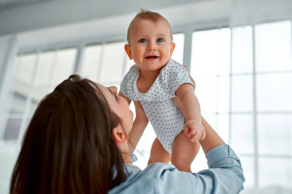 Loving Mom Carying Her Newborn Baby Home Mom Baby Boy — Stock Photo, Image