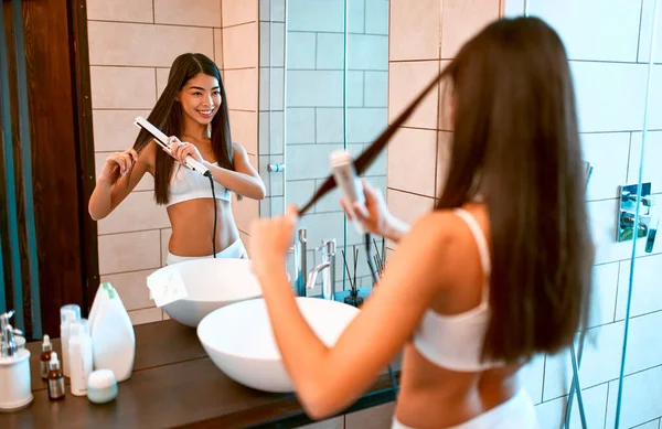 Uma Mulher Coreana Roupa Interior Branca Banheiro Frente Espelho Endireita — Fotografia de Stock