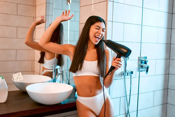 Vacker Koreansk Kvinna Vita Underkläder Står Badrummet Och Har Kul — Stockfoto