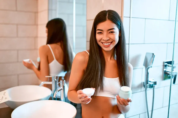 Uma Mulher Coreana Roupa Interior Branca Fica Banheiro Segura Hidratante — Fotografia de Stock