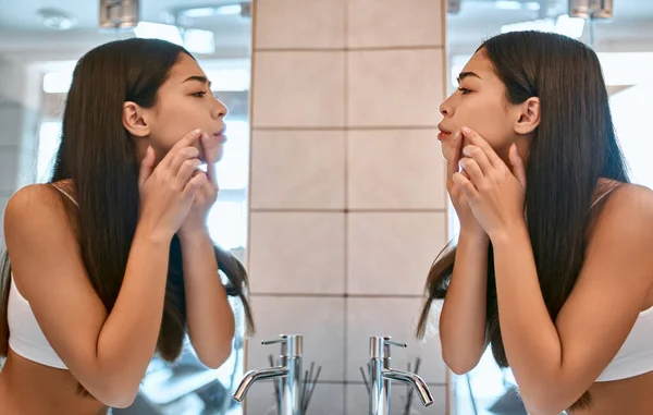 Eine Koreanerin Weißer Unterwäsche Badezimmer Blickt Spiegel Auf Pickel Ihrem — Stockfoto