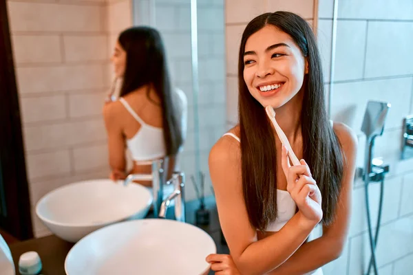 Uma Mulher Coreana Roupa Interior Branca Fica Lado Espelho Banheiro — Fotografia de Stock