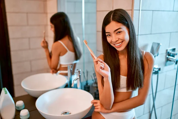 Uma Mulher Coreana Roupa Interior Branca Fica Lado Espelho Banheiro — Fotografia de Stock