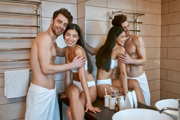 Mañana Romántica Una Joven Pareja Baño Amor Las Mujeres Coreanas — Foto de Stock