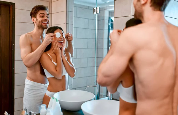 Ένα Ζευγάρι Ερωτευμένων Στο Μπάνιο Διασκεδάζουν Ένας Αστείος Άντρας Κρατάει — Φωτογραφία Αρχείου