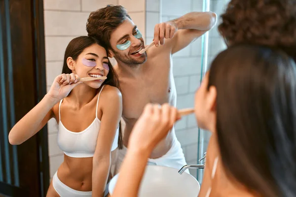 Jeune Couple Romantique Dans Salle Bain Brosse Les Dents Devant — Photo