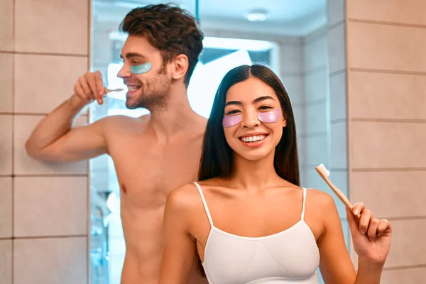 Banyoda Genç Romantik Bir Çift Aynanın Önünde Dişlerini Fırçalıyor Gözlerinin — Stok fotoğraf