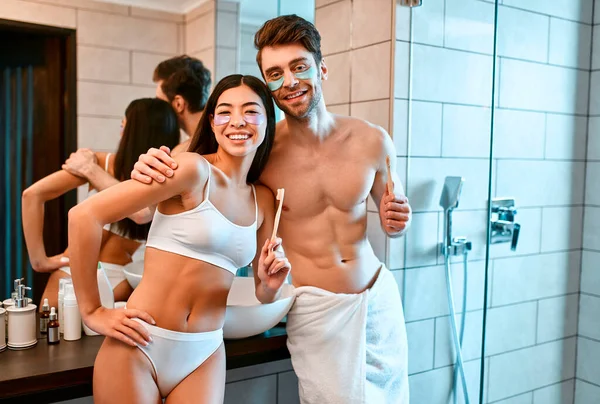 Jovem Casal Romântico Banheiro Escovar Dentes Frente Espelho Colou Manchas — Fotografia de Stock