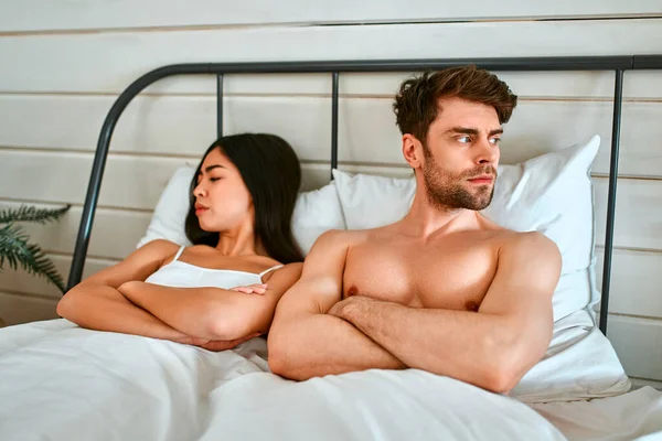 Ein Verliebtes Paar Streit Ein Junges Paar Liegt Bett Und — Stockfoto