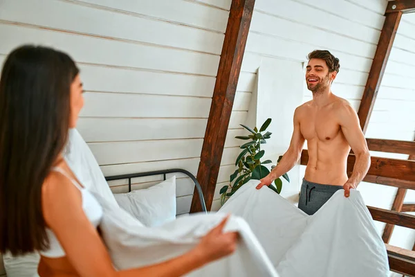 Jovem Casal Apaixonado Faz Uma Cama Quarto Moderno Leve Rotina — Fotografia de Stock