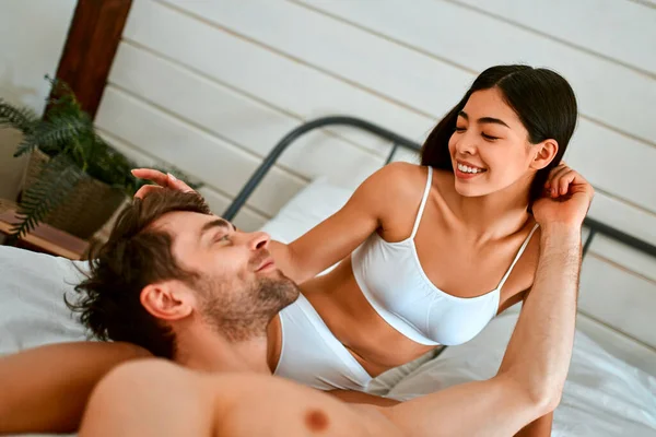 Manhã Cama Jovem Casal Apaixonado Homem Muscular Bela Menina Coreana — Fotografia de Stock