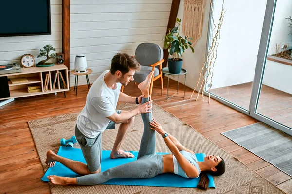 Jovem Casal Sportswear Estão Fazendo Exercícios Esteiras Casa Uma Sala — Fotografia de Stock