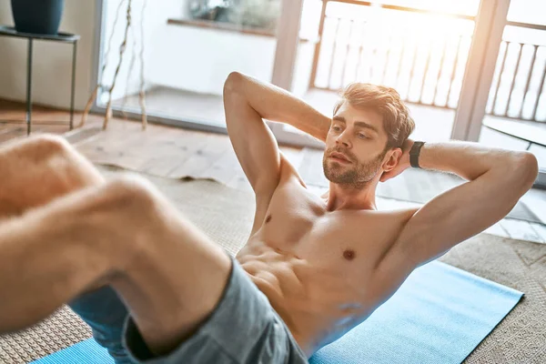 Homem Musculoso Calções Esportivos Fazendo Treino Casa Uma Espaçosa Sala — Fotografia de Stock