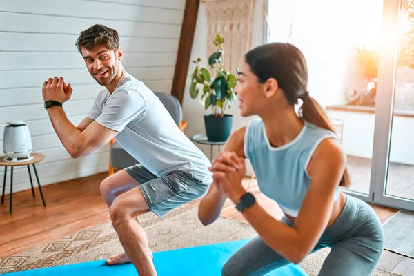 Mulher Casal Bonito Coreano Homem Musculoso Roupas Esportivas Fazer Exercícios — Fotografia de Stock