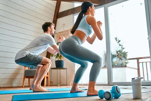 Carino Coppia Donna Coreano Muscolare Uomo Abiti Sportivi Fare Esercizi — Foto Stock