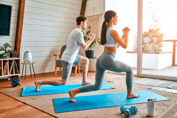 Cute Couple Korean Woman Muscular Man Sportswear Doing Lunges Exercise — Stock Photo, Image