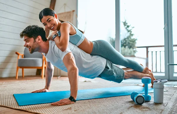 Mulher Coreana Casal Bonito Homem Musculoso Sportswear Fazendo Exercício Prancha — Fotografia de Stock