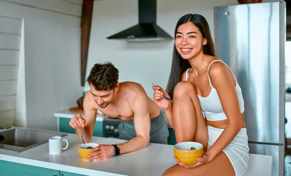 Jovem Casal Romântico Tomar Café Manhã Cozinha Pela Manhã Comida — Fotografia de Stock