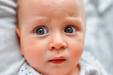 Evdeki yatakta uzanmış şirin bir çocuğun yakın plan portresi..