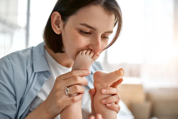 Madre Cariñosa Cuidando Bebé Recién Nacido Casa Mamá Niño Jugando — Foto de Stock