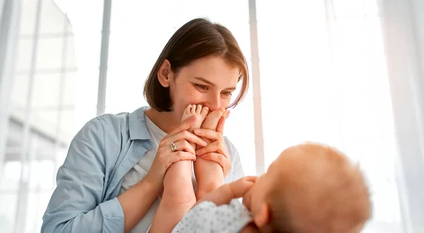 Milující Maminka Nošení Svého Novorozence Doma Máma Chlapeček Hrát Slunné — Stock fotografie