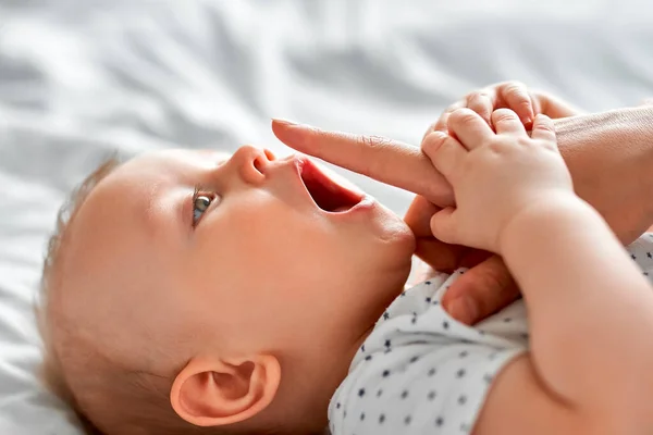 Madre Cariñosa Cuidando Bebé Recién Nacido Casa Mamá Niño Jugando — Foto de Stock