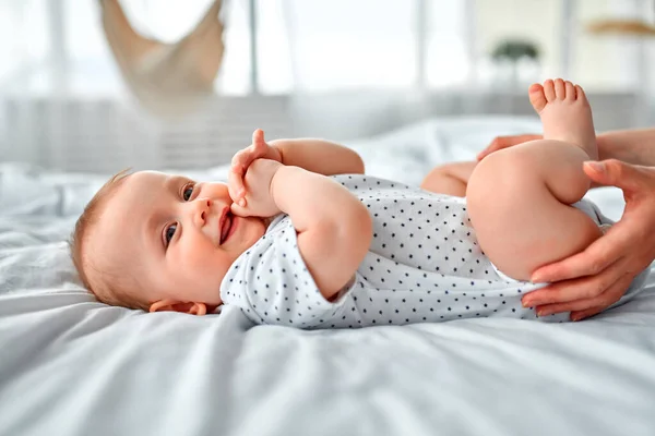 Madre Cariñosa Cuidando Bebé Recién Nacido Casa Mamá Niño Jugando — Foto de Stock