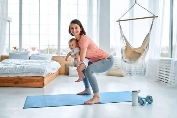 Una Madre Sportiva Impegnata Con Bambino Fitness Yoga Casa Concetto — Foto Stock