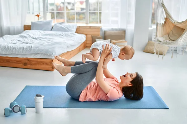 Uma Mãe Esportiva Está Envolvida Com Criança Fitness Ioga Casa — Fotografia de Stock