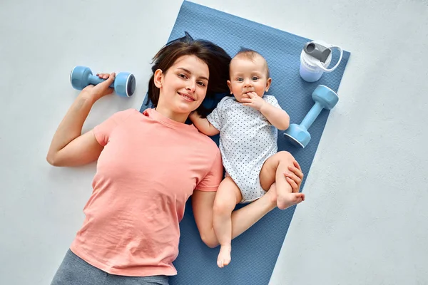 Sporcu Bir Anne Evde Yoga Spor Salonunda Çocukla Meşgul Olur — Stok fotoğraf