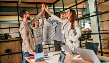 Bir grup genç iş adamı modern bir ofiste bir karatahta üzerinde iş planı tartışıyorlar. Birlikte çalışan başarılı bir hipster takımı. Bağımsızlar.