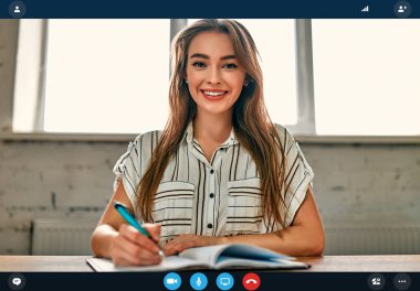 İnternetteki internet konferansını kullanan kadın çalışanın portre portresi ekranı görüntüsü, bilgisayardaki genç iş kadını ev ortağıyla birlikte laptopta konuşuyor.