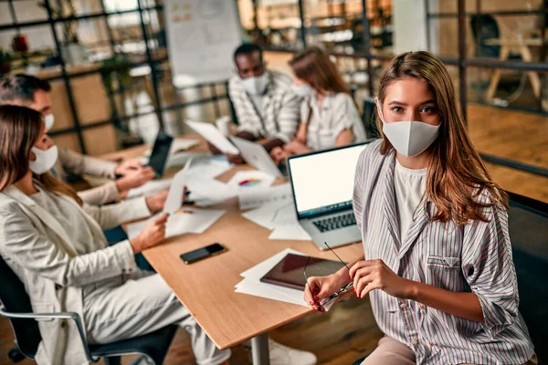 Young Caucasian Business Woman Protective Mask Sits Laptop Holds Glasses — Stock Photo, Image