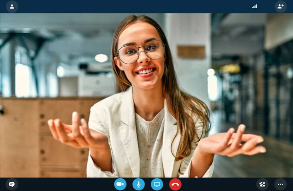 İnternetteki internet konferansını kullanan kadın çalışanın portre portresi ekranı görüntüsü, bilgisayardaki genç iş kadını ev ortağıyla birlikte laptopta konuşuyor.