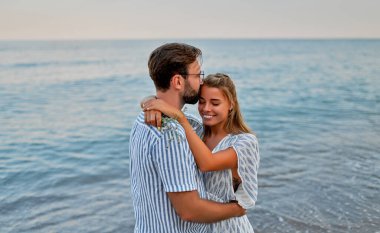 Genç çift sahilde birbirine aşık, romantik bir şekilde birlikte vakit geçiriyorlar ve tatildeler..