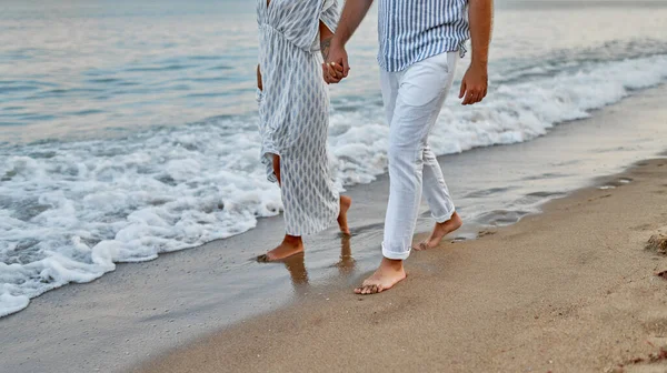 Een Liefdevol Jong Stel Loopt Langs Kust Hand Hand Genieten — Stockfoto