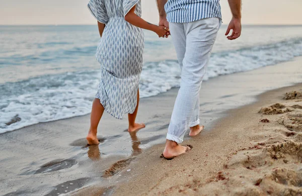 사랑하는 부부는 해변을 걸으면서 서로를즐겁게 휴가를 즐기면서 낭만적 시간을 해변에서 — 스톡 사진