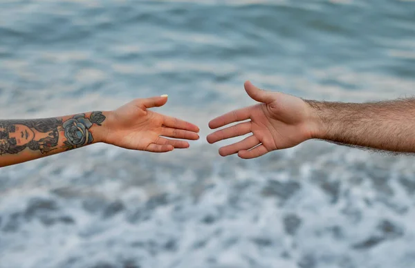 Close Cropped Image Hands Young Couple Backdrop Sea Waves Stretch — Stock Photo, Image