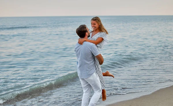 Jovem Casal Apaixonado Romanticamente Passar Tempo Praia Desfrutando Uns Dos — Fotografia de Stock