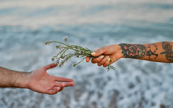 Nahaufnahme Von Männlichen Und Weiblichen Händen Mit Blumen Auf Dem — Stockfoto